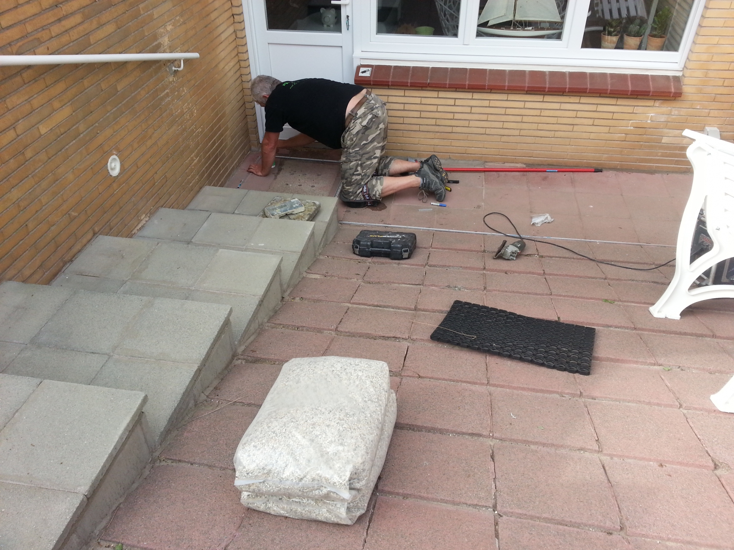 Trap buiten afgewerkt met steentapijt door Epoxy-Design