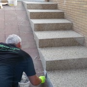 Buitentrap afgewerkt met steentapijt door Epoxy-Design