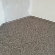 Geen strakke plint in steentapijt zonder strakke muur.