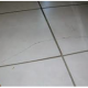 Steentapijt over gebarsten vloer