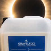 Terwijl de zon verstoppertje speelt, houdt GRAVELFIXX je grind in de kijker. Terwijl de zon verstoppertje speelt, houdt GRAVELFIXX je grind in de kijker.